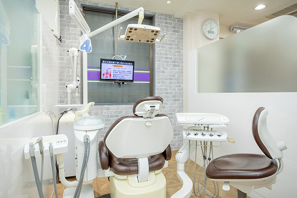 岡本歯科医院 歯科衛生士が患者の状態に合わせてトレーニングを行う