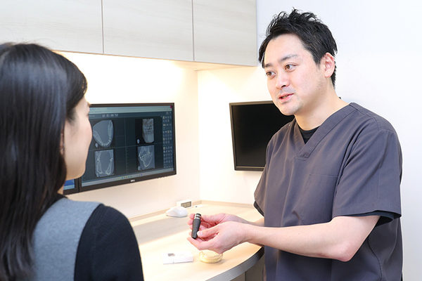 こばやし歯科医院 ガイデットサージェリーを用いて精密な治療を心がける