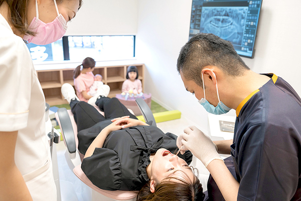 本多歯科 子ども連れでも気軽に受診できるような環境づくりを心がけている