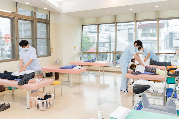 かがみ整形外科・外科　 マッサージ師も在籍し患者をトータルでサポート