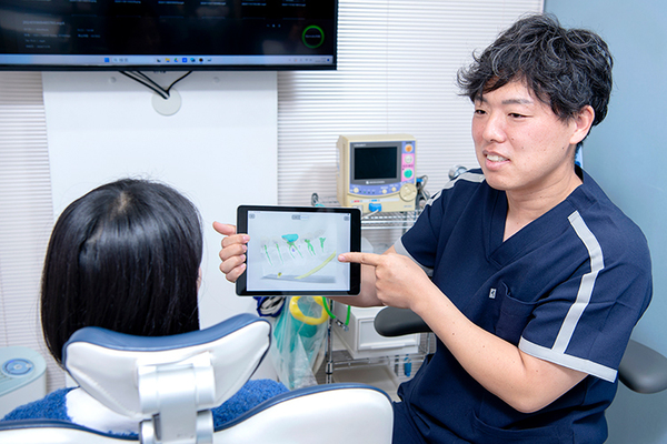マリコ歯科クリニック 口腔状況をしっかりと説明した上で治療法を決めている渡邊先生