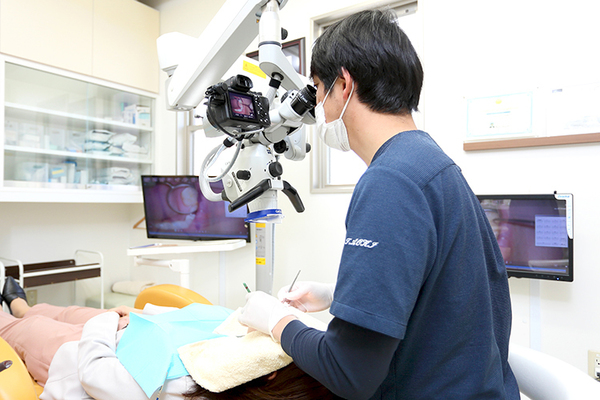医療法人あおき歯科・矯正歯科クリニック マイクロスコープを用いて治療を行う青木院長
