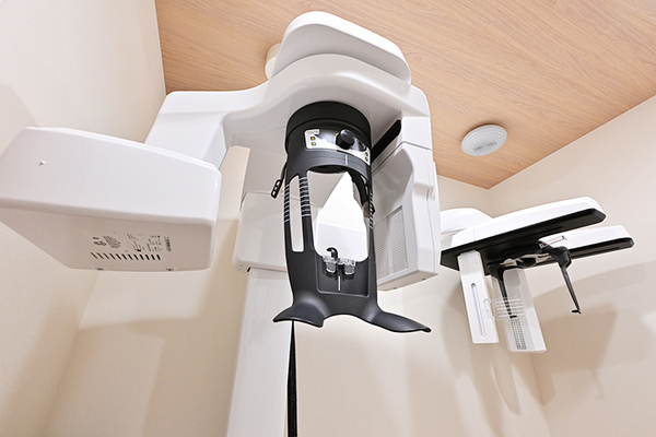 東京ICCHO日本橋歯科・矯正歯科 歯科用CTを使用し、精密な治療を提供