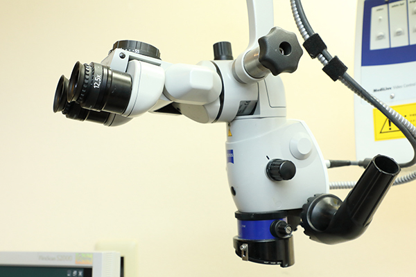 山林歯科医院 マイクロスコープ用いてより精度の高い治療に努める