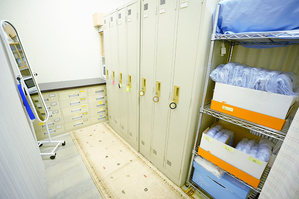 サンシャイン山口クリニック 検査着とロッカーを備えた更衣室