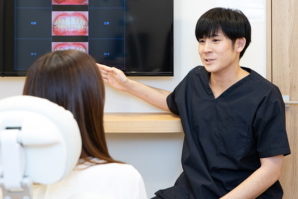 おやけ歯科医院 診察室にはモニターを設置し、わかりやすい説明を心がける