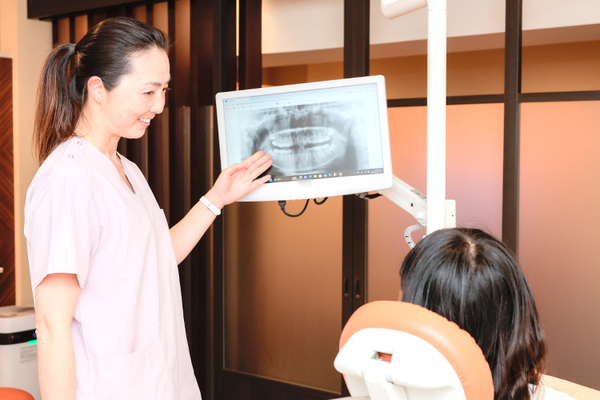 ひとみ矯正歯科医院 患者の不安や希望について、丁寧にカウンセリングを行っている