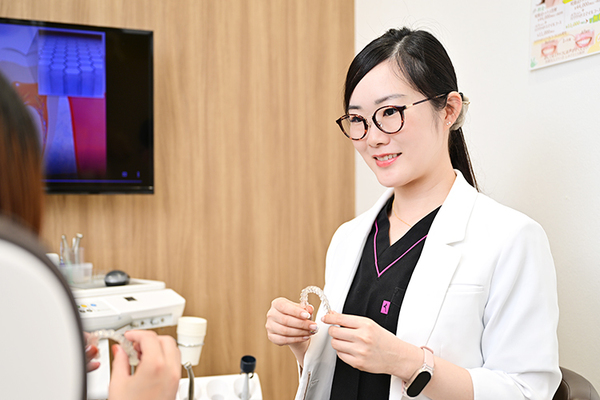 しのざきエキ歯科 使用方法についても、丁寧な説明を行う