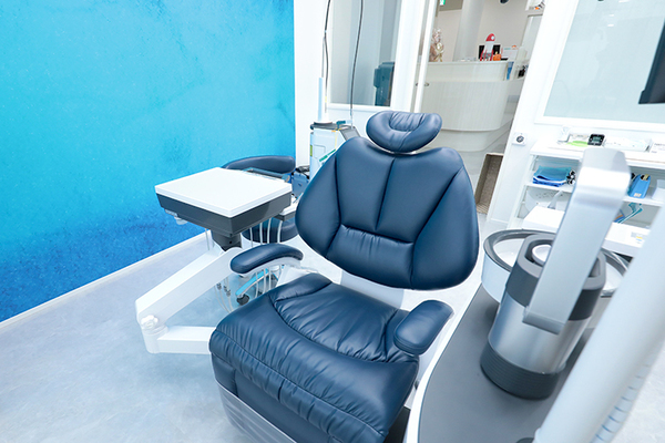 小松歯科医院 エアフローも完備し、清涼感のある個室ユニット