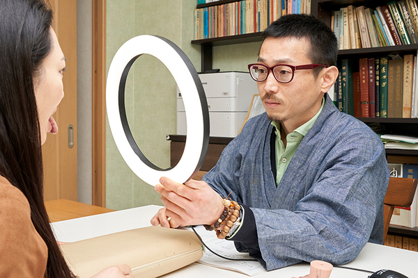 泰山堂　岡崎医院 舌診や脈診、触診など患者の情報を把握するため丁寧な診察を行う