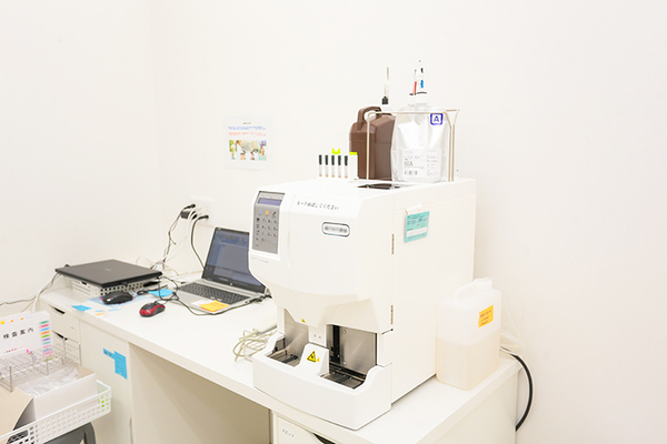 内科・糖尿病内科 天王寺めぐみクリニック HbA1cが5分ほどで調べられる機器の用意もある