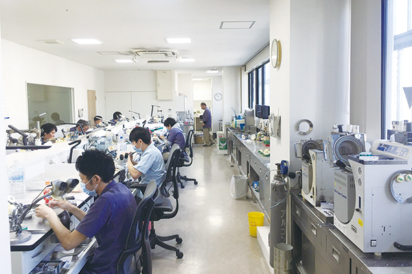 鶴見歯科医院 ハイクオリティーな補綴治療を行うため、歯科技工所を院内に併設