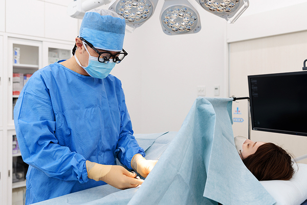 MYメディカルクリニック田町三田 さまざまな日帰り手術が行えるよう機器をそろえる