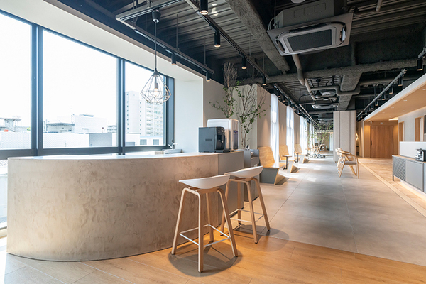 なかしま内科循環器・整形外科クリニック カフェスペースを併設し、リラックスできる空間を実現