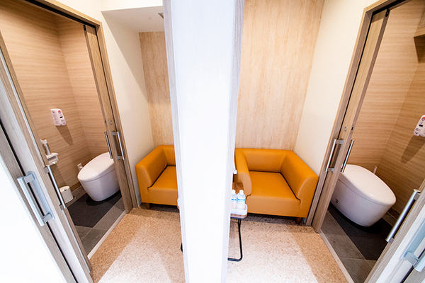 秋葉原・胃と大腸肛門の内視鏡クリニック 個室の前処置室には各部屋にトイレも併設されている