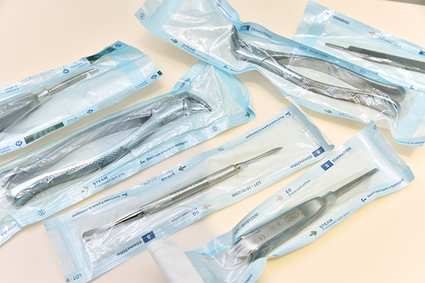 青山クオーツデンタルクリニック 数多くの症例に携わった経験を生かして治療法を提案する