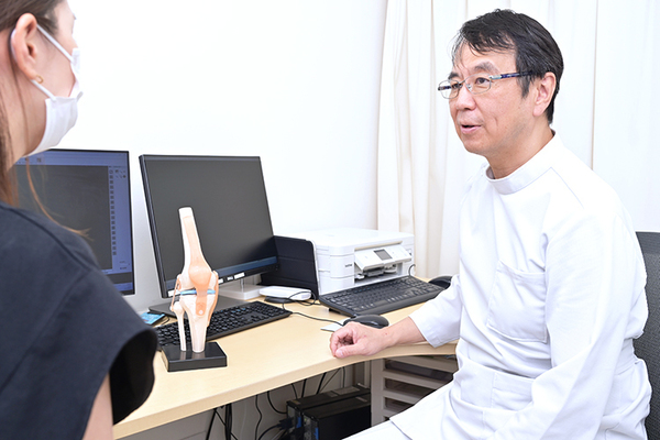 とみた整形外科クリニック 痛みが強まる前に受診を、と話す富田誠司院長