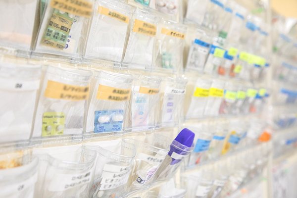 おながわ小児科アレルギー科クリニック 診察室の壁には薬が掲示されており、それを用いて説明してくれる