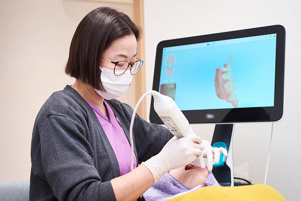 Go Dental Clinic 口腔内スキャナーを用いて精密に検査する