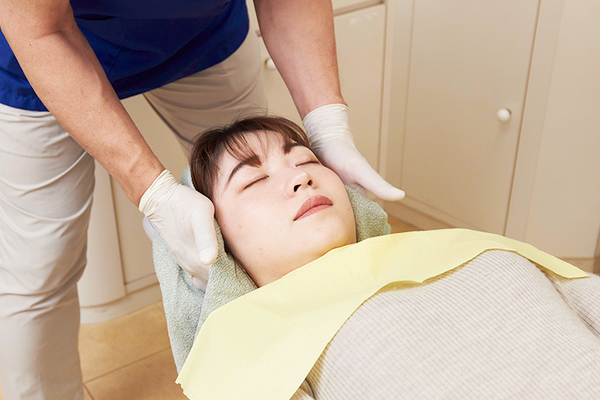 秋山歯科医院 顎や頸部を含めた筋肉の緩みをチェックする