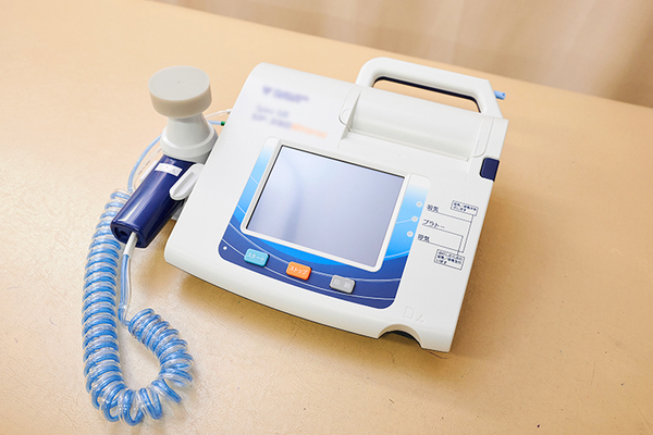 関内サンドウ内科医院 呼吸機能を評価するための肺機能検査にも対応する