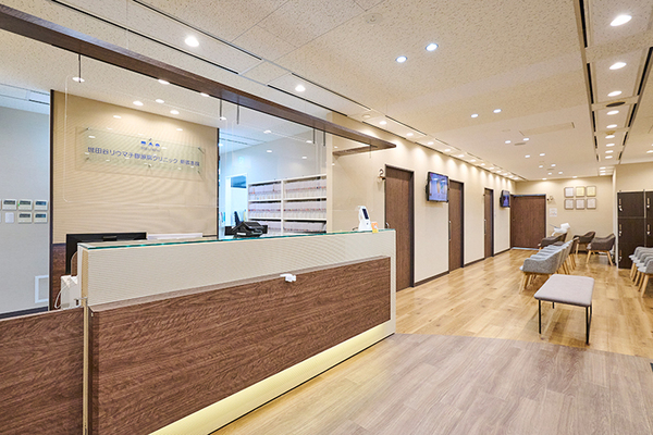 世田谷リウマチ膠原病クリニック　新宿本院 木目を基調とした温かみのある院内