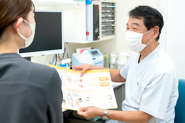 医療法人社団 さくまこどもクリニック 資料などを用いて、丁寧に説明を行う