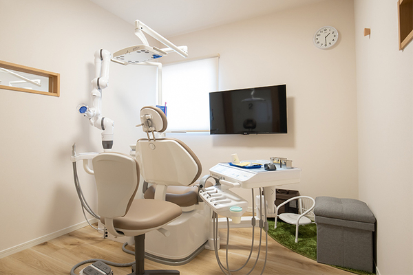 よしだファミリー歯科 ベビーカーなどが入りやすいようにゆったりとした診療スペース
