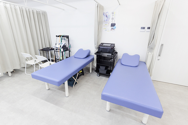 相模原みなみ整形外科　座間相武台前院 リハビリテーション室にはニーズに応えるため多様な機器を完備