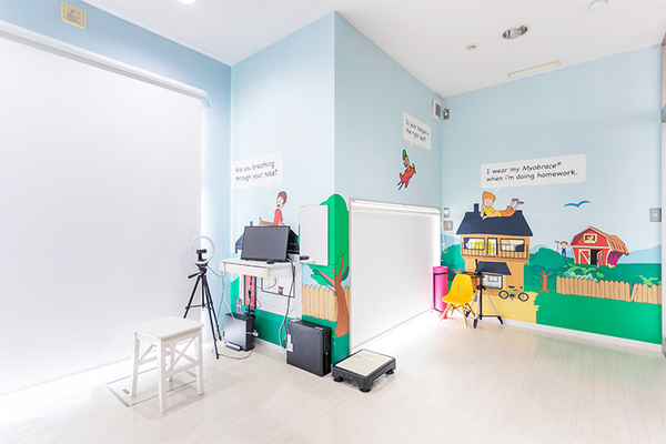 オカダデンタルオフィス 院内にはキッズスペースがあり、子ども連れの家族も通いやすい