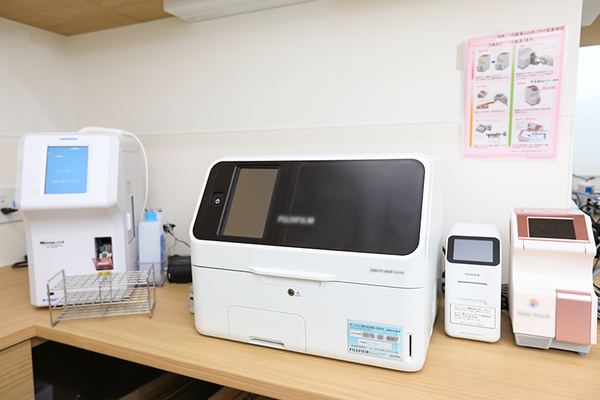 おおやま内科 院内での血液検査体制も整っている