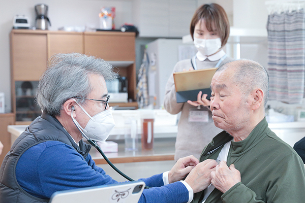 春日部在宅診療所ウエルネス 週1回勤務する加藤先生。患者宅や施設に訪問し、診療を行う