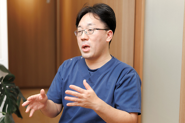 博多さとうBC歯科 初回の根管治療が将来の口腔環境において重要と話す佐藤院長