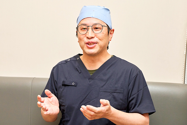 ブランカ歯科医院 噛む機能の重要性について詳しく説明をしている田端院長