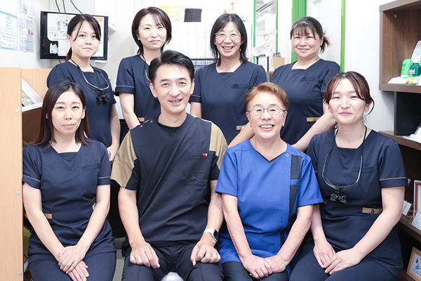 エスト歯科イオンスタイルせんげん台 河上院長が絶大な信頼を置く明るいスタッフたち
