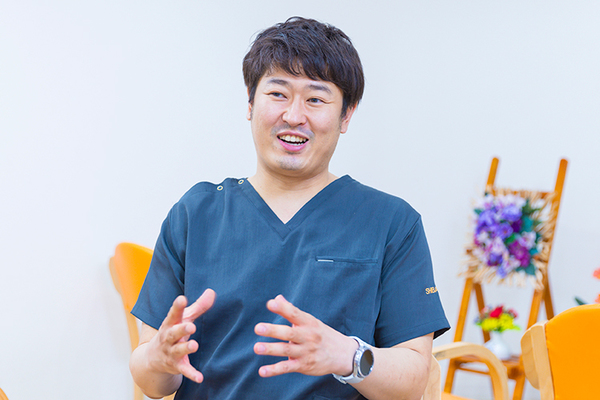 しばファミリークリニック 訪問診療に取り組む原点について語る柴野院長