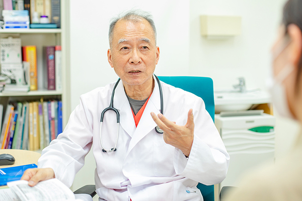 森内科クリニック まずは電話で気軽に相談してほしいと話す院長