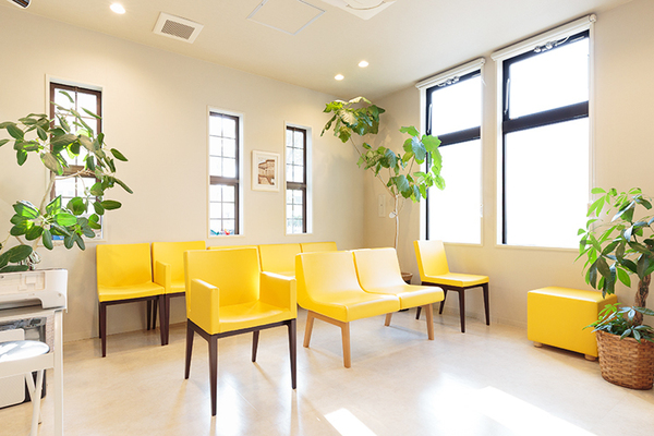 佐々木医院 落ち着いてゆったり過ごせる待合室