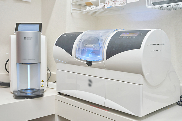 ブランカ歯科医院 先進の機器も用いつつ、適切な設計・装着の実施を心がけている