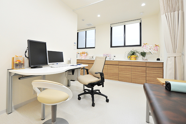 しだみ高橋クリニック 診療室。風邪やけがの治療から、手術が必要な検査まで幅広く対応