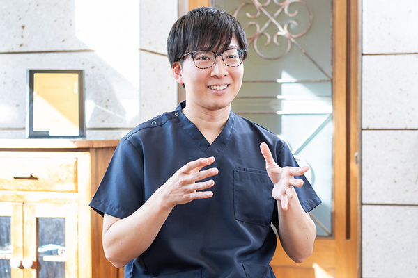 有坂歯科・インプラントオフィス インプラント治療後も継続的なケアが大切と話す副院長