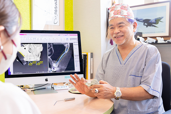 井上秀人歯科インプラントクリニック 画像、映像、模型等、さまざまな方向から口腔内の状態を伝える