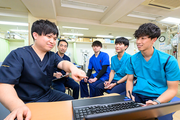 若山整形外科 医師とスタッフが連携し、診察からリハビリまでシームレスに行う