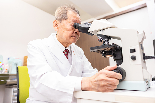 むすび葉クリニック渋谷 顕微鏡を用いて診断を行う