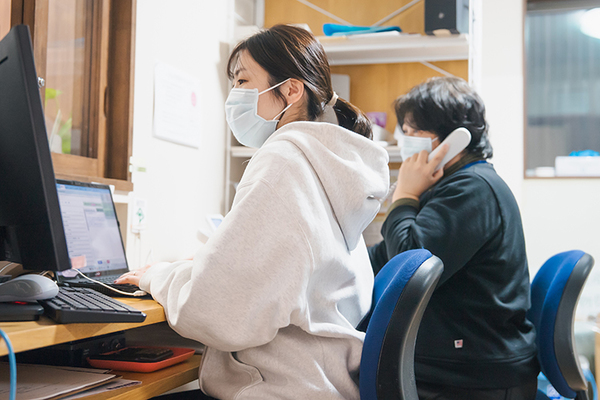れんげ在宅クリニック 医療事務業務のほか、連携機関との折衝も重要な業務だ