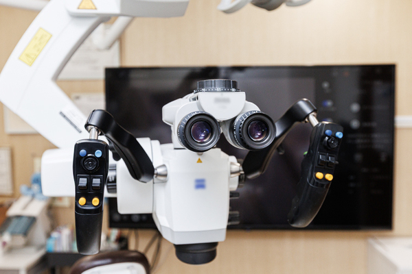 昭和歯科・矯正歯科 マイクロスコープをはじめ、機材のアップデートにも余念がない