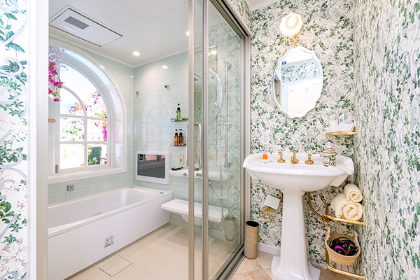 そらレディースクリニック ペデスタルシンクが美しい洗面。浴槽では肩湯も楽しめる