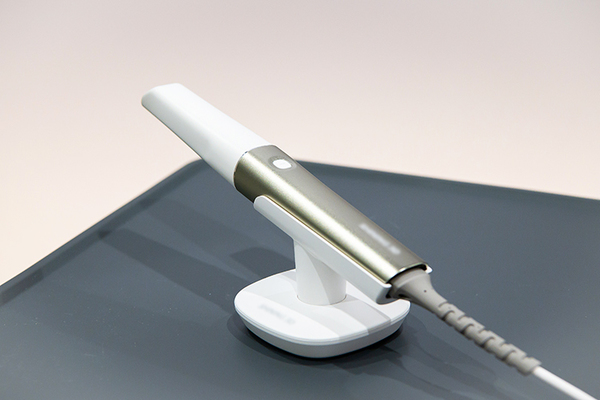 田中歯科クリニック 口腔内スキャナーでの計測は数分で終わり、負担も少ないという