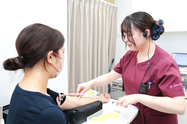 MY内科クリニックせんげん台 患者の病状に合わせた検査の提案を行っている
