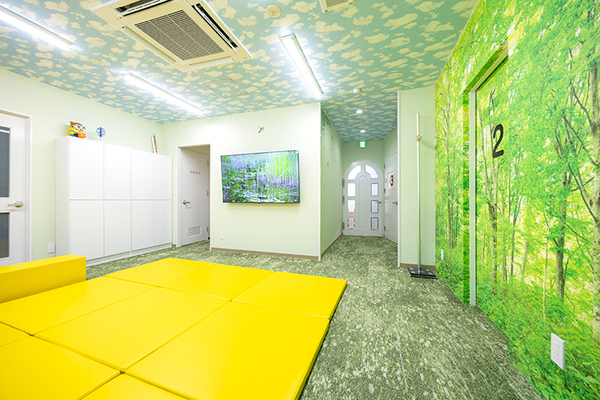 青木内科循環器科小児科クリニック ルーム内の壁などさまざまな場所にいるハチドリを探すのも楽しい